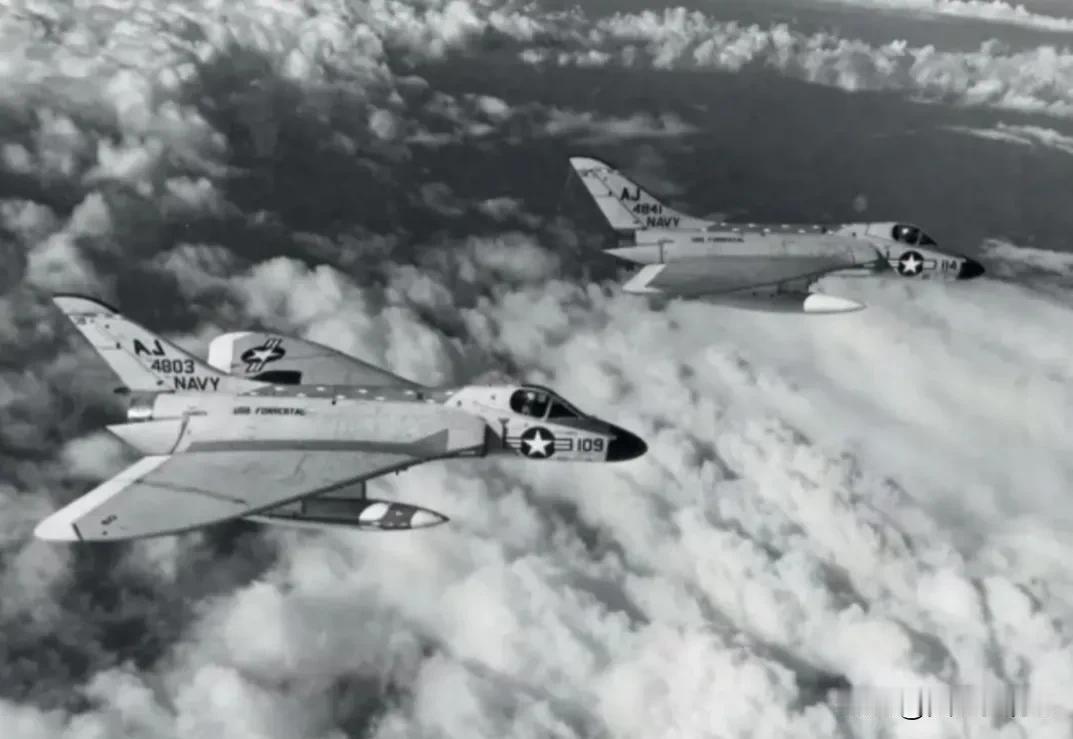 1960年4月25日，美国海军两架属于VF-102“钻石背”中队的道格拉斯F4D