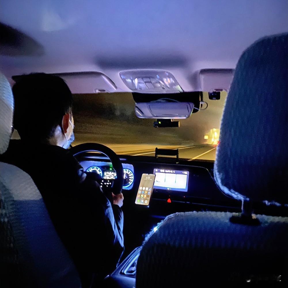 “没有其它本事，就下力靠时间赚钱。”
“主要跑跨城单子，还能赚得多点。”
“每天