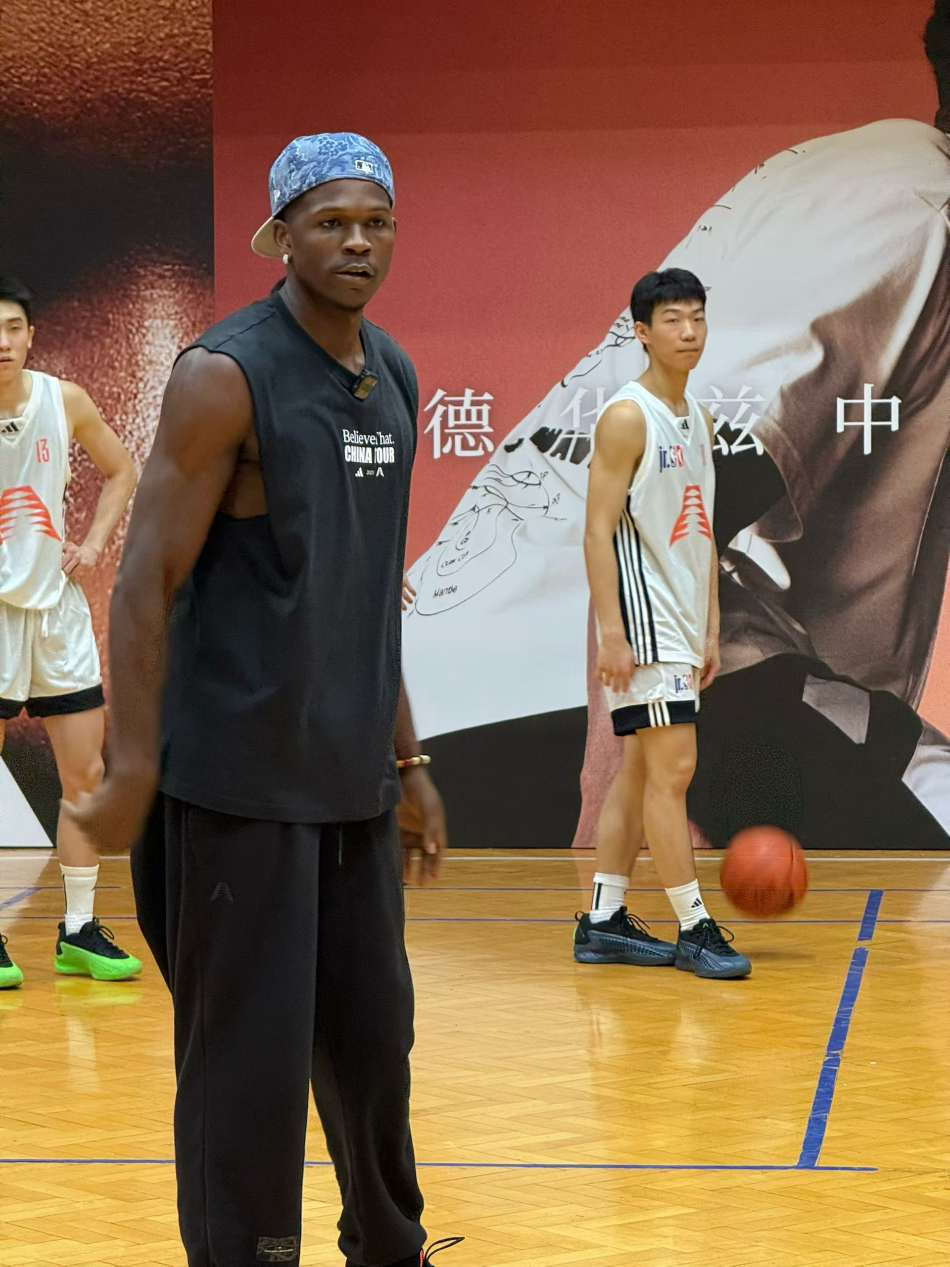华子真的太可爱了爱德华兹一身中国味回美国 ​​​