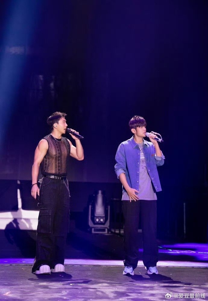 刘畊宏为周杰伦爱琴海作词刘畊宏时隔21年再为周杰伦作词 健身教练身份之外，他还是