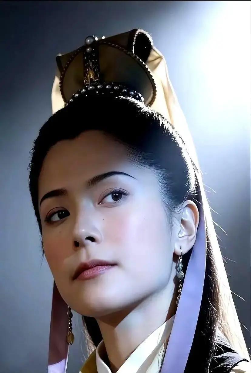 新版《寻秦记》把琴清整没了
 
20年前郭羡妮一个翻竹简的小动作，把书卷气演成白