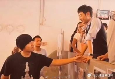 潘玮柏20年前的衣服还能穿 潘玮柏的时光穿梭之旅，不仅是服装的重现，更是对他个人