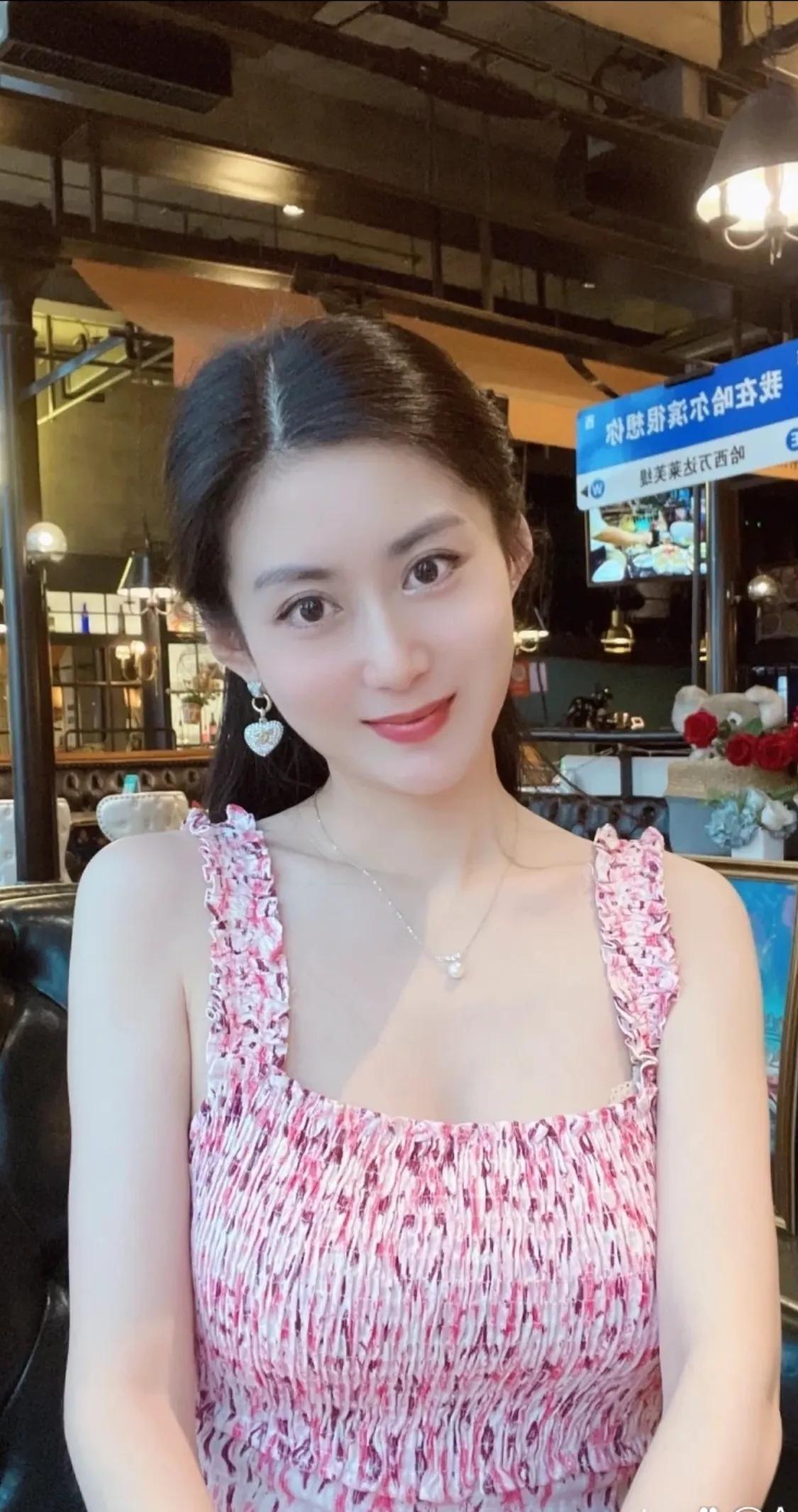 一只苍蝇在餐厅能吃香喝辣的，它嘲笑另一只在厕所里的苍蝇只能吃屎，厕所里的苍蝇苦笑