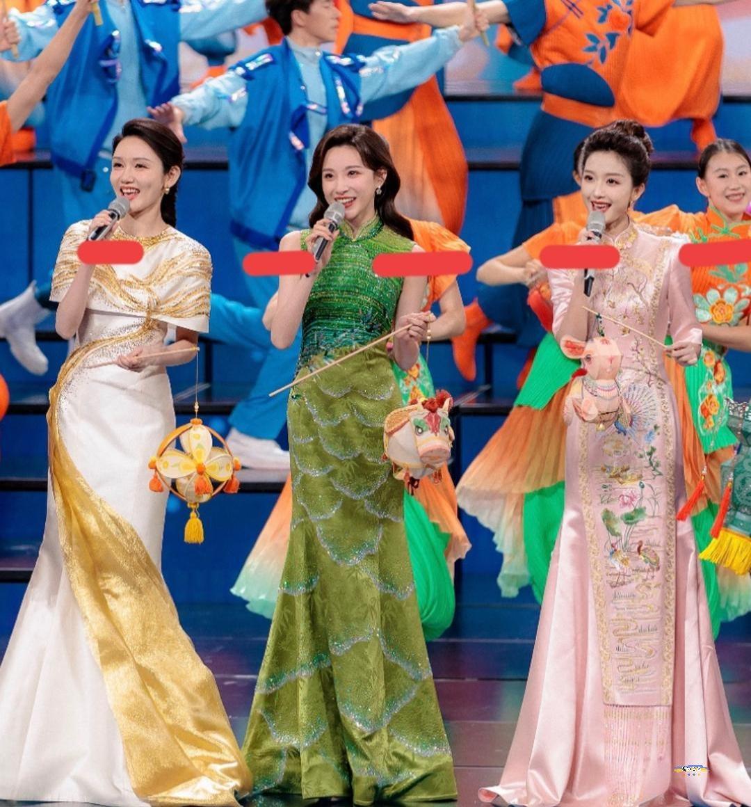 多看了几眼，突然发现，
刘心悦哪都好，
就是有一个问题，她太“小”了，不仅是脸嫩