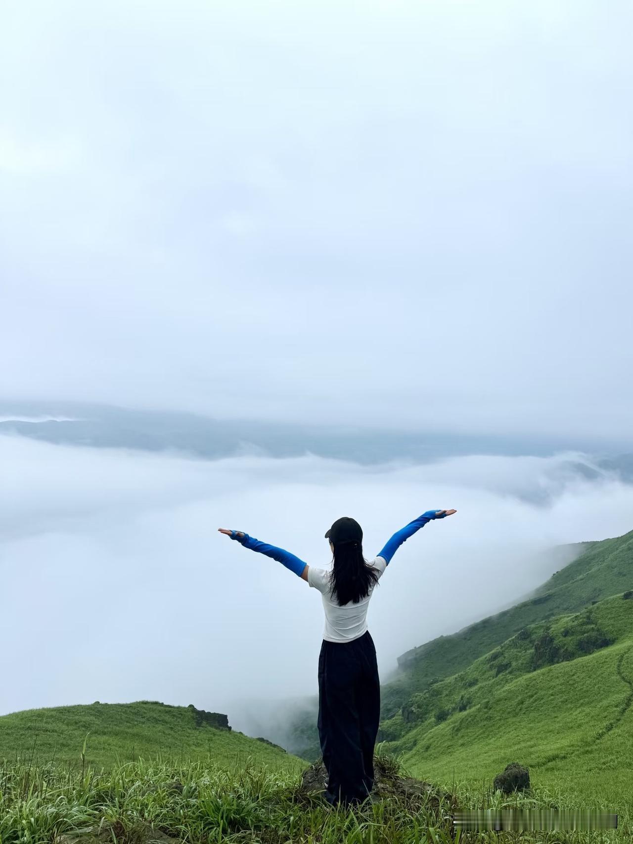 近日，广州某培训机构一位24岁的美术老师很是苦恼。

她父母逼她回粤北老家考公考