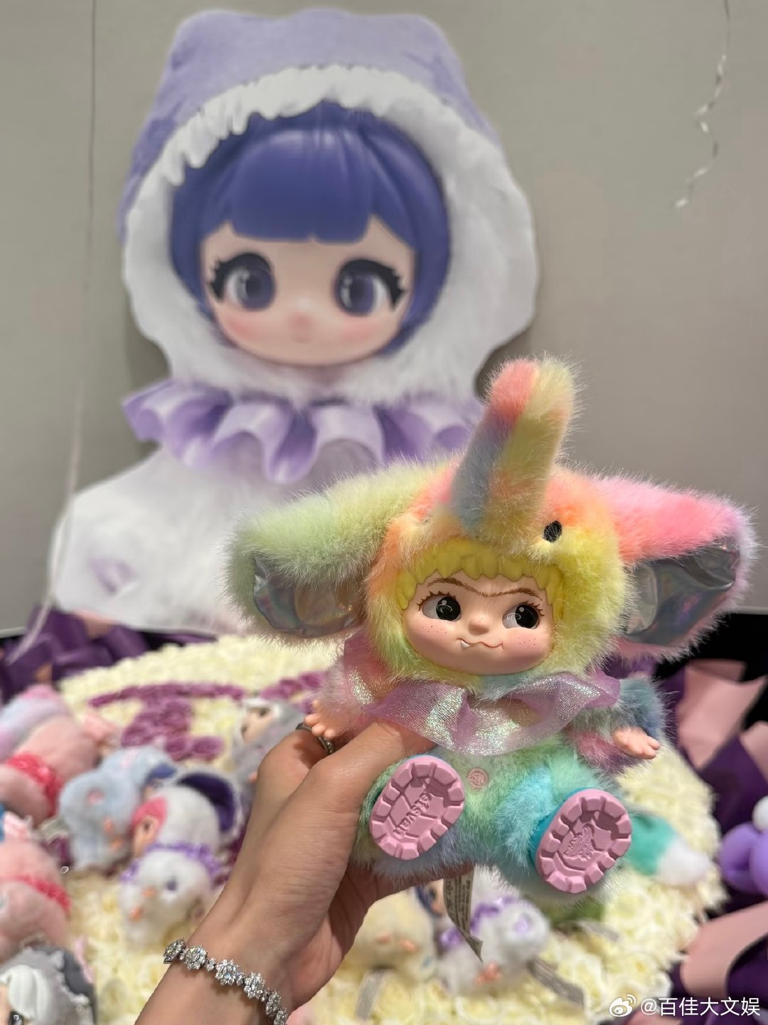 杜华董璇为好友庆生 谁没羡慕杜华、董璇和薇薇子的友情！给好友庆生时，玩偶蛋糕萌到