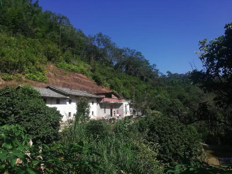 “贫在闹市无人问”，我觉得下联对“富在深山有远亲”再合适不过。生活里这现象太常见