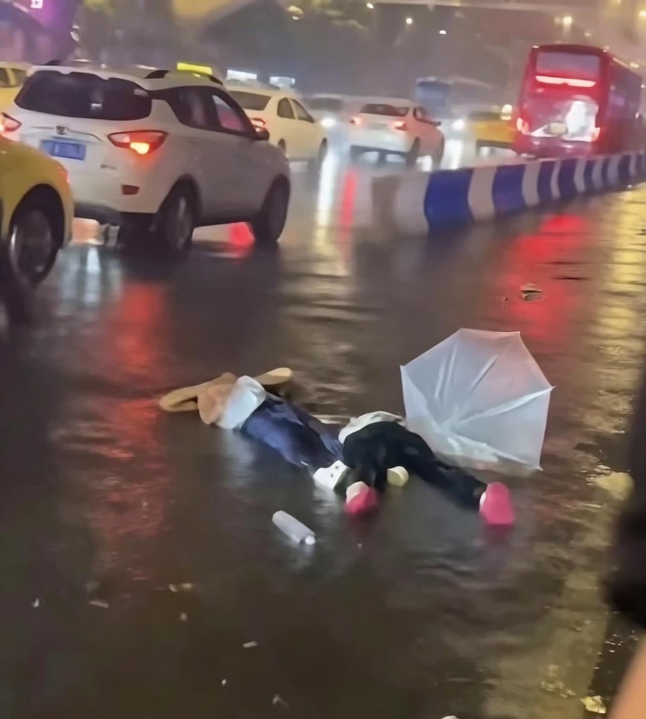 重庆路灯管理处现在估计后背发凉。

他们怎么也想不到，8月25日晚洪崖洞天桥下那