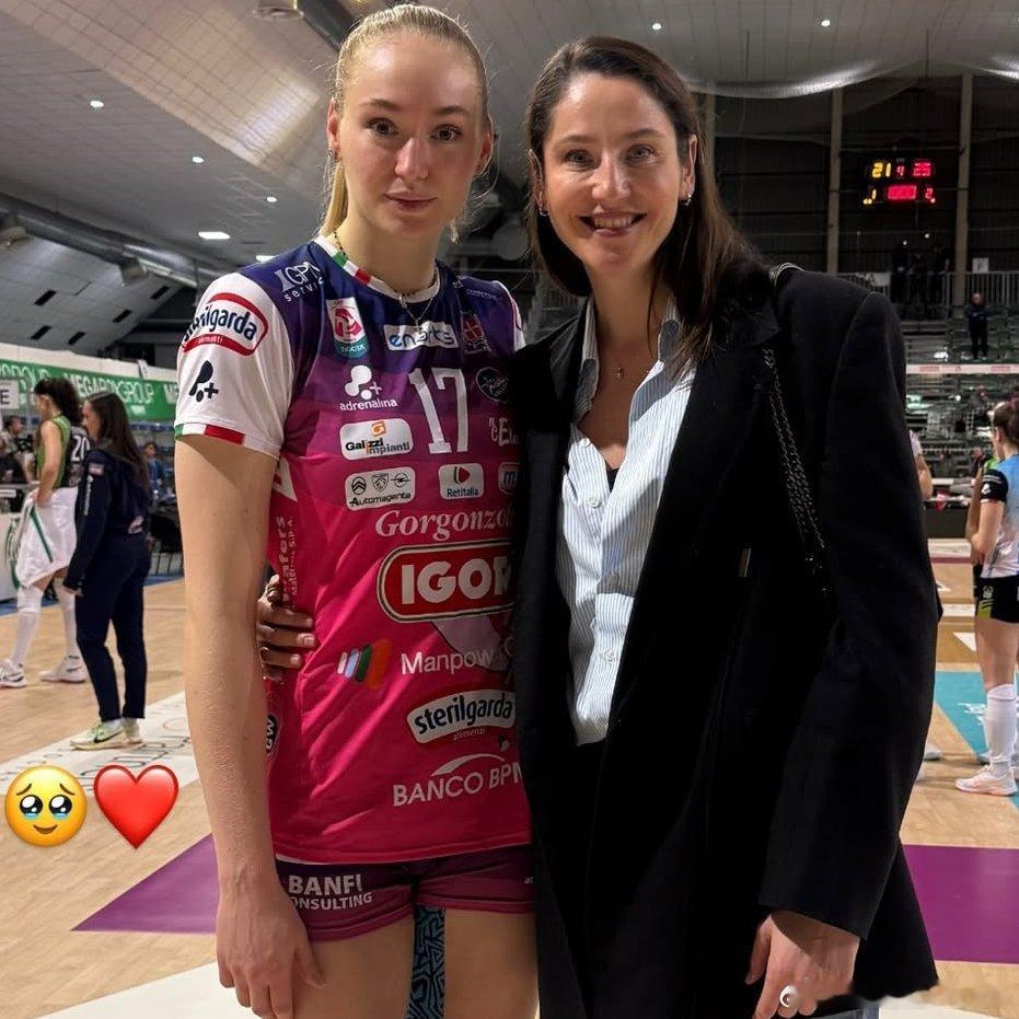 📷 俄罗斯两代国家队的明星球员——塔蒂亚娜.托洛克 & 塔蒂亚娜.科舍列娃。 