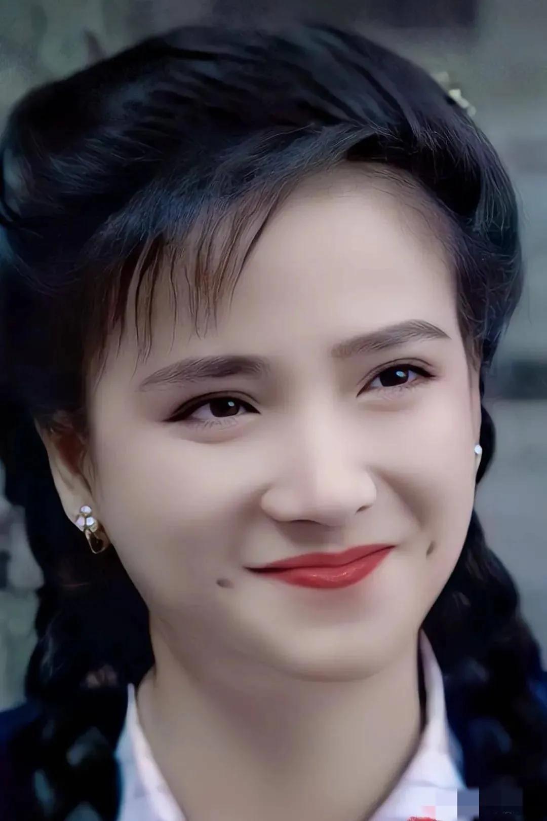 关于她们两位美女的争论，好像一直都没有停过吧！

两位年轻的时候，都是公认的古典