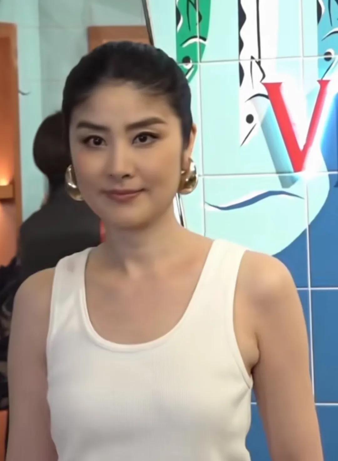 哇塞，陈慧琳
线下活动造型也太美了吧
一眼就被她深深吸引住
身穿白色背心的她
成