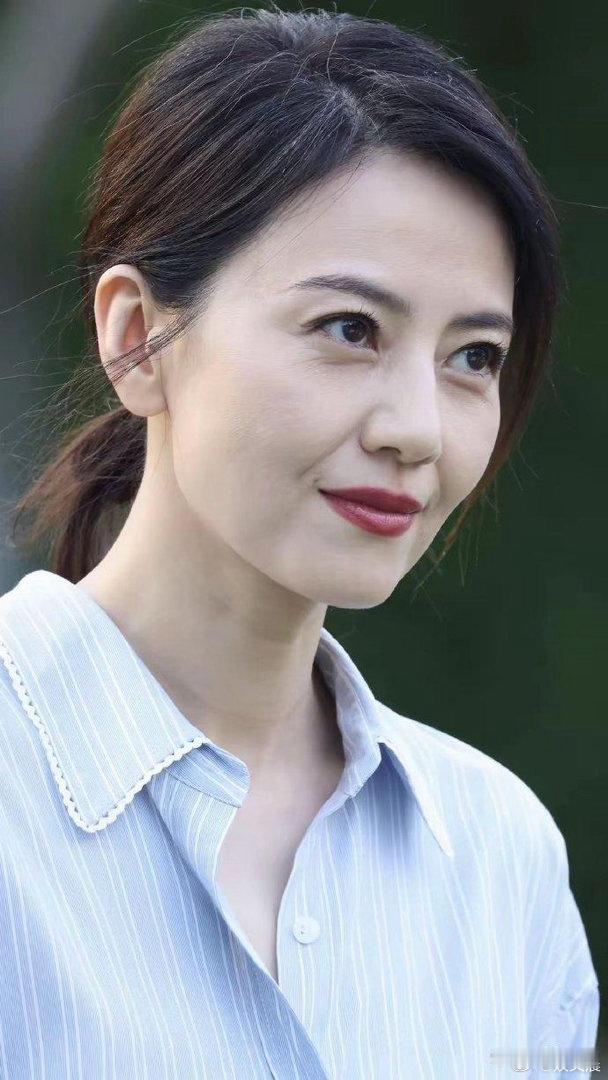 岁月从不会手下留情，再看如今的高圆圆难免心生感慨，原来明星也和普通人一样，终究抵