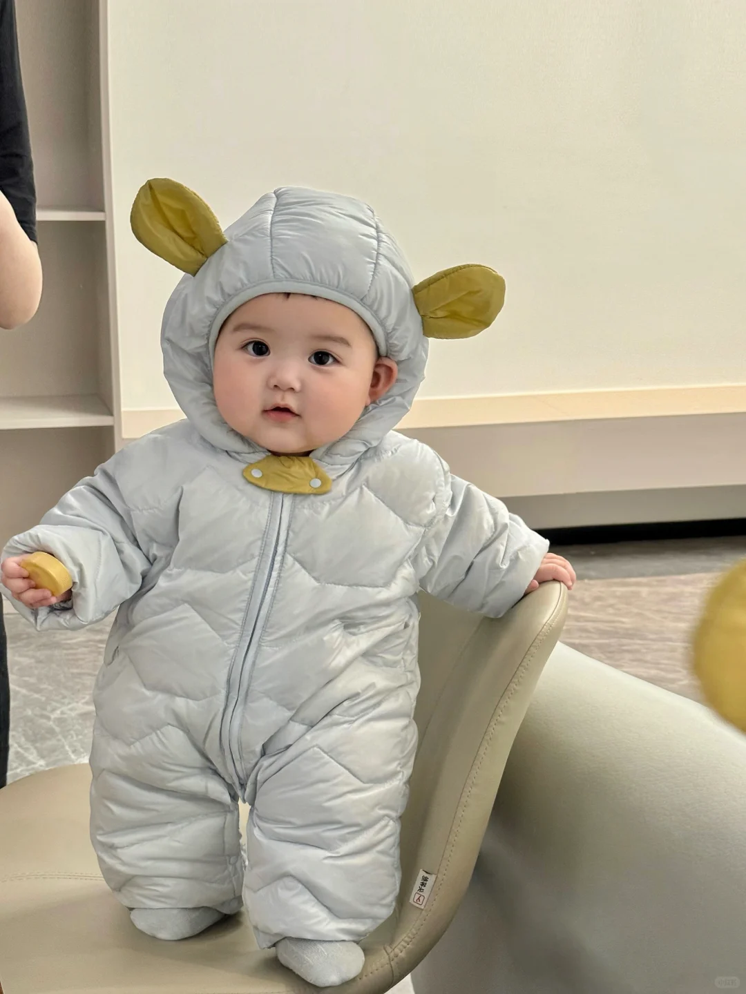 好喜欢我的胖宝宝，真像一个小手办呀～