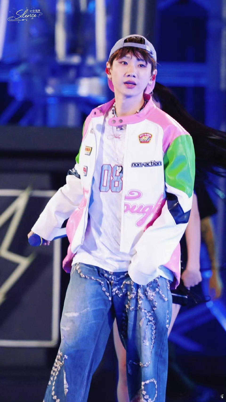 汪苏泷演唱会大合照耳机里循环千百遍的旋律，终于在现场听到了真人版！哥哥的舞台永远