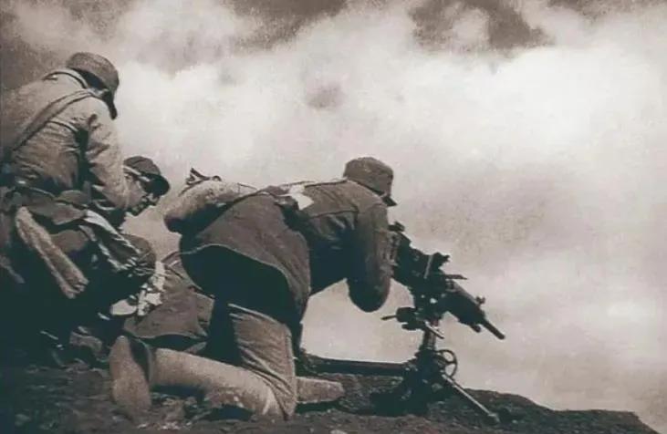 1942年10月，鬼子出动350名兵力把新四军浙东三北游击队包围了，伪军不愿当炮