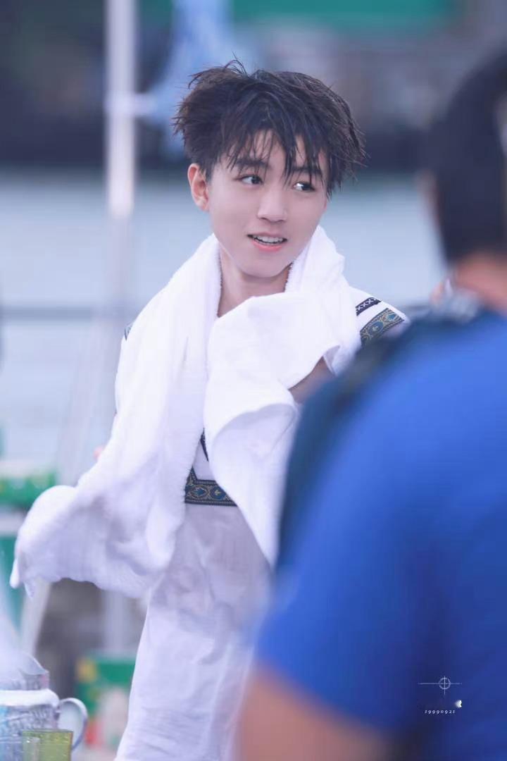 #王俊凯[超话]# 重温下六年前今日小猫被泼湿后撩发的名场面，对于这种湿漉漉的让
