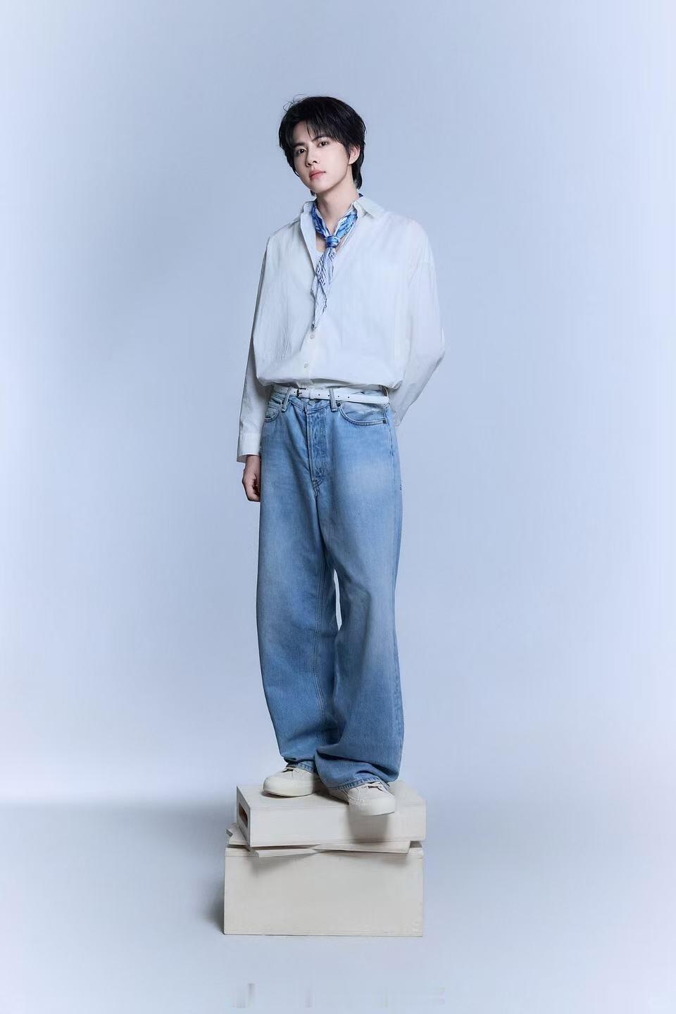 刘轩丞一条plog告别七月 刘轩丞七月末营业，Acne Studios白衬衫搭配