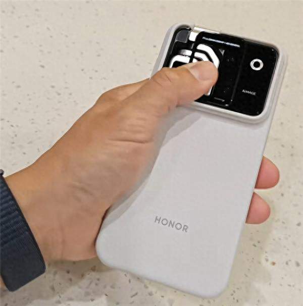 16GB+1TB回归！荣耀Robot Phone 9月8日再次开售，创新还是噱头？