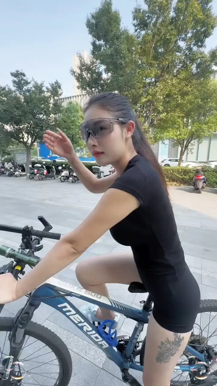 先是姐后是妹，晚上聊天变宝贝
