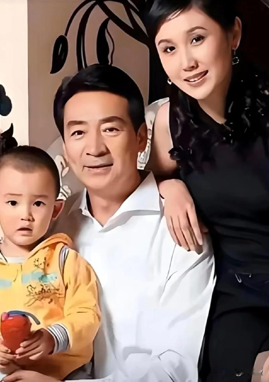 71岁寇振海
为小21岁娇妻疯狂捞金
提起老戏骨寇振海，多数人会想到《情深深雨濛