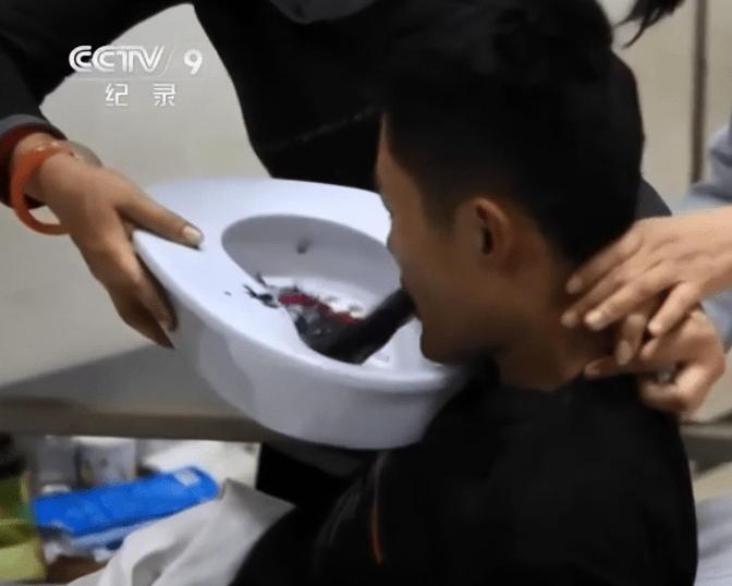 他不行了。

这句话从医生口中说出时，病房里的空气仿佛都凝固了。

23岁的李红