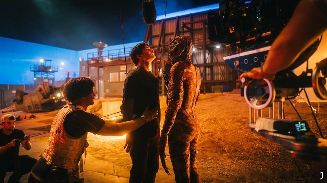 又一组《怪奇物语5》幕后花絮照距离第二部分播出还有011天 ✌️怪奇物语跨年电影