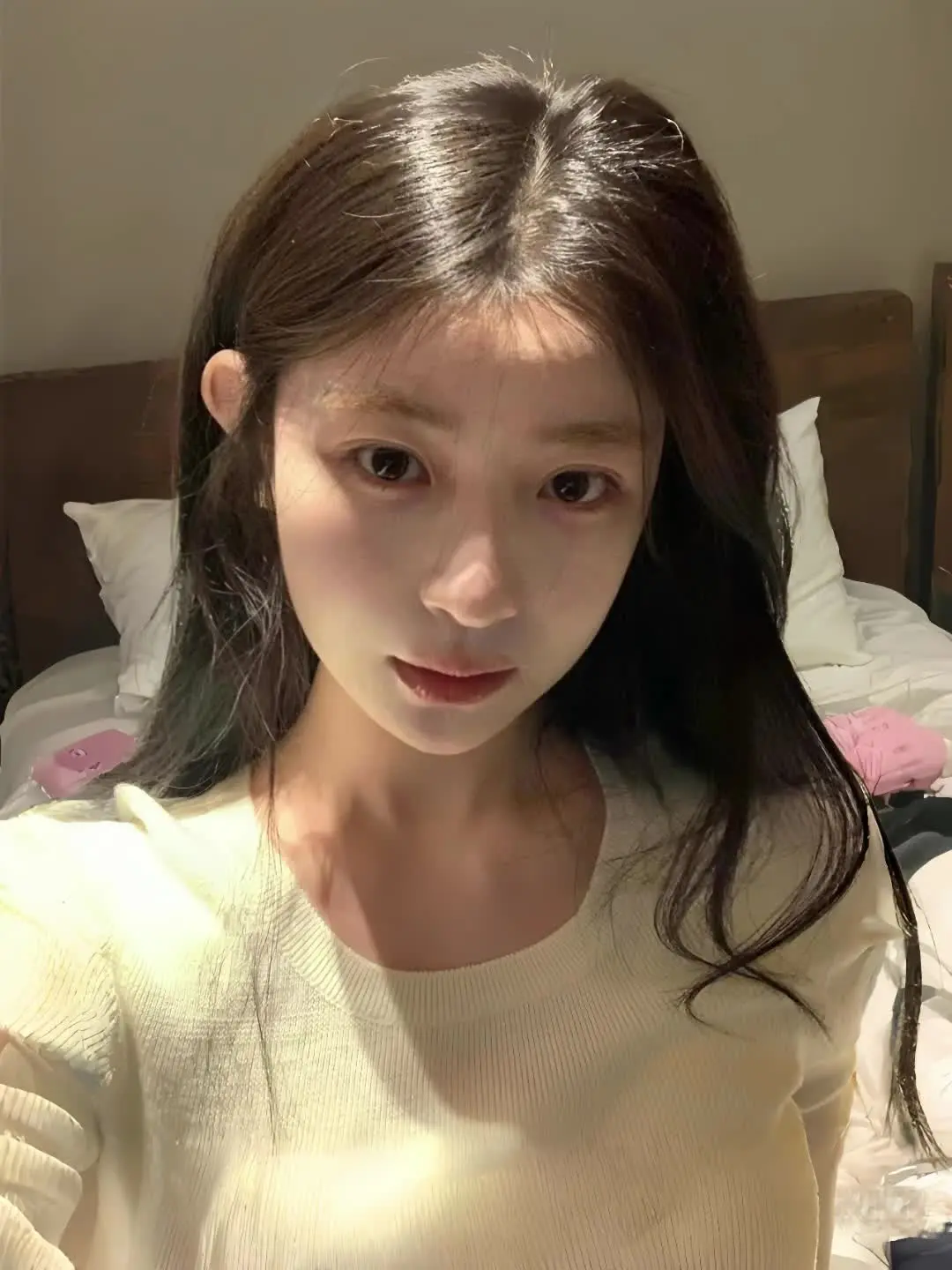 不想了 幸福是面包里藏着的刀片 满嘴流血时才发现是痛苦