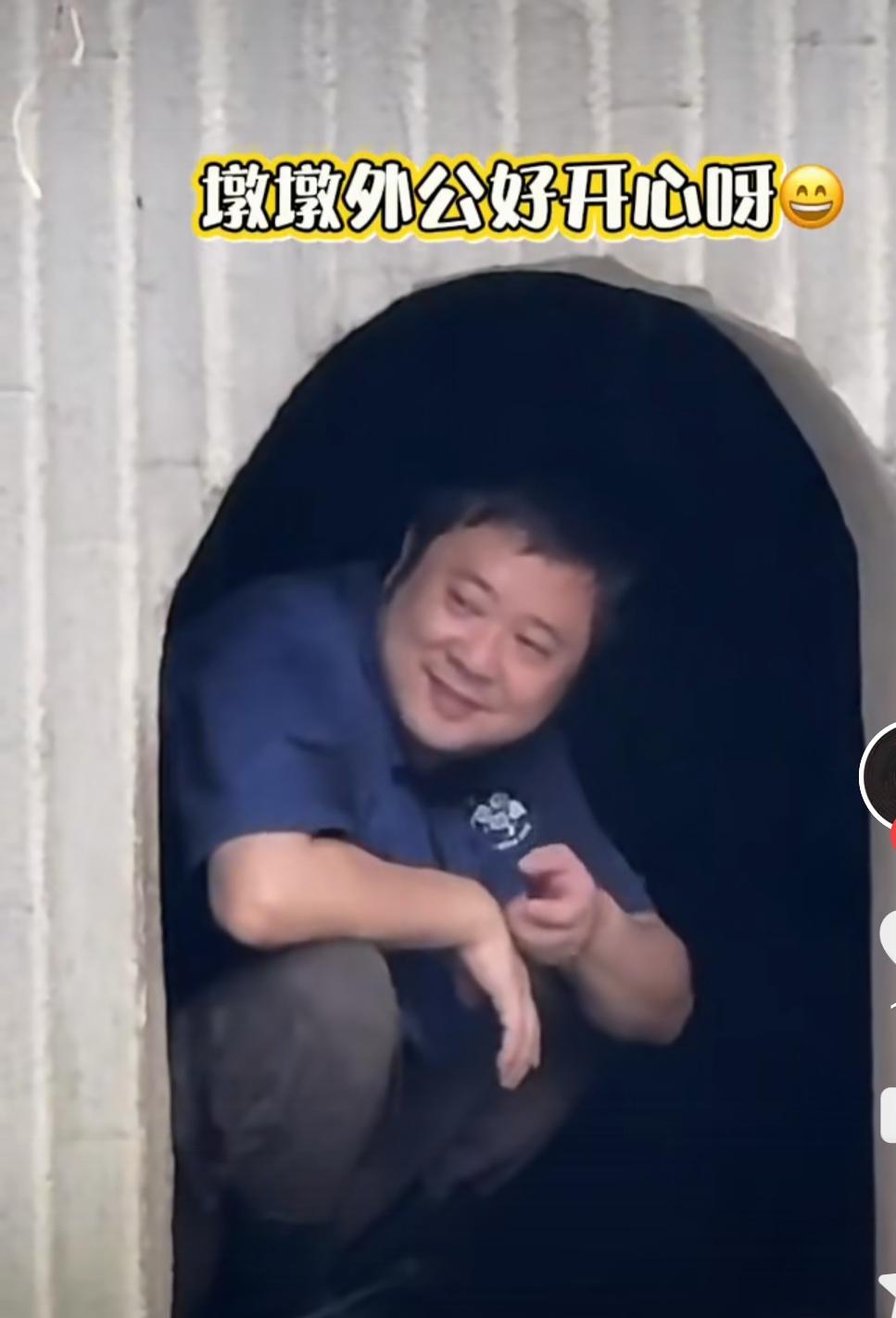 果然谁养的像谁
三妹的下巴，嘴和墩墩外公一样样的
都那么可爱[大笑][大笑][大