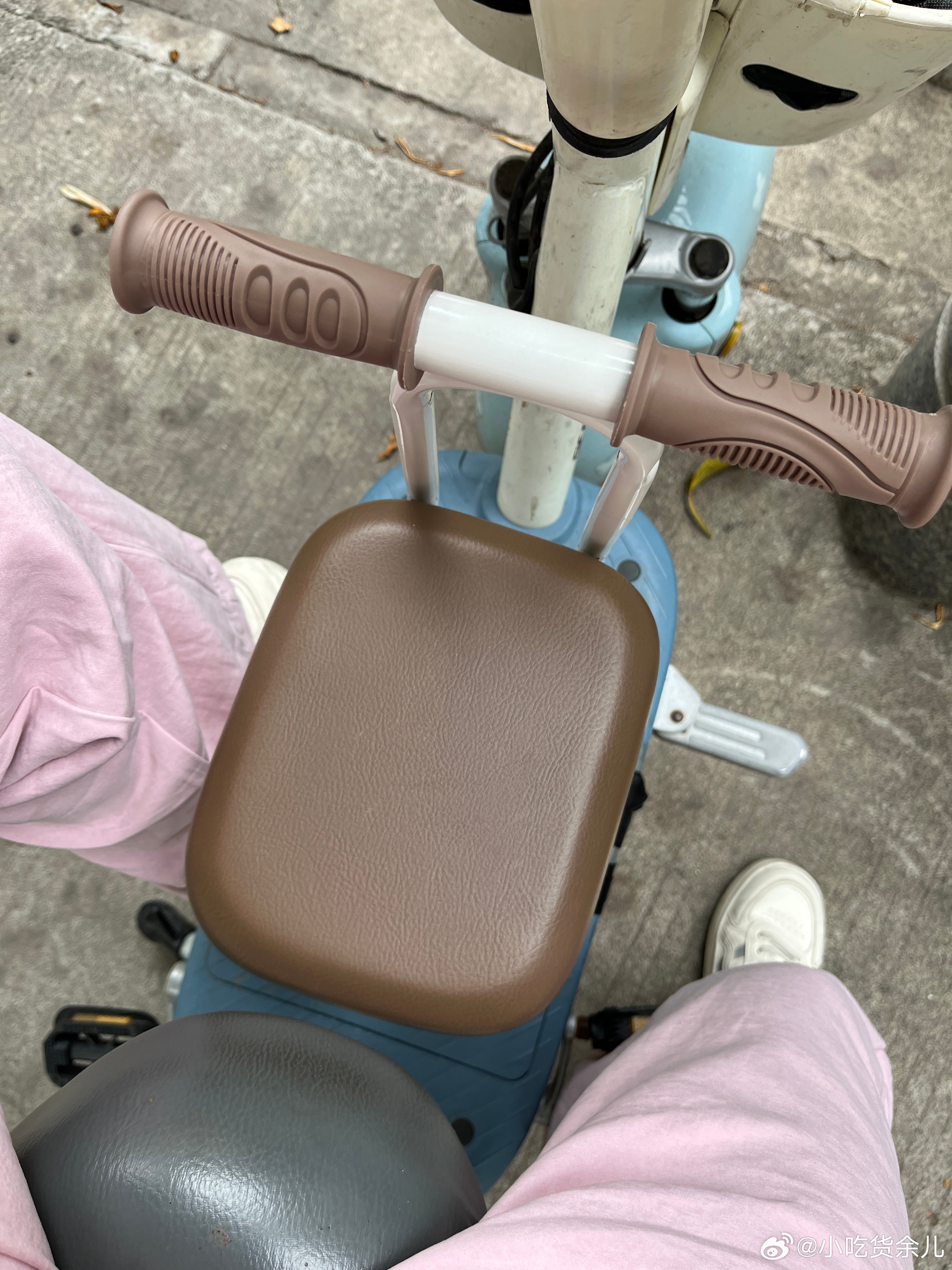 装了半个小时才把这个儿童座椅装好，还得去给队友弄社保，上个月钱不够没扣到，过了时