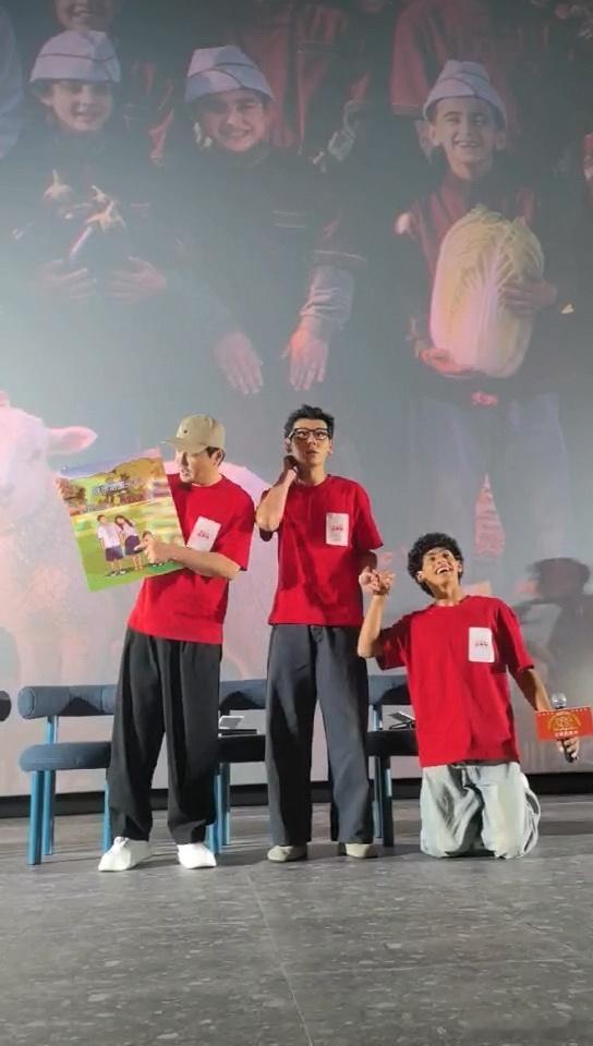 沈腾蒋奇明奥马尔拍全家福沈腾蒋奇明奥马尔还原全家福 戏内没能留住的合照，戏外圆满