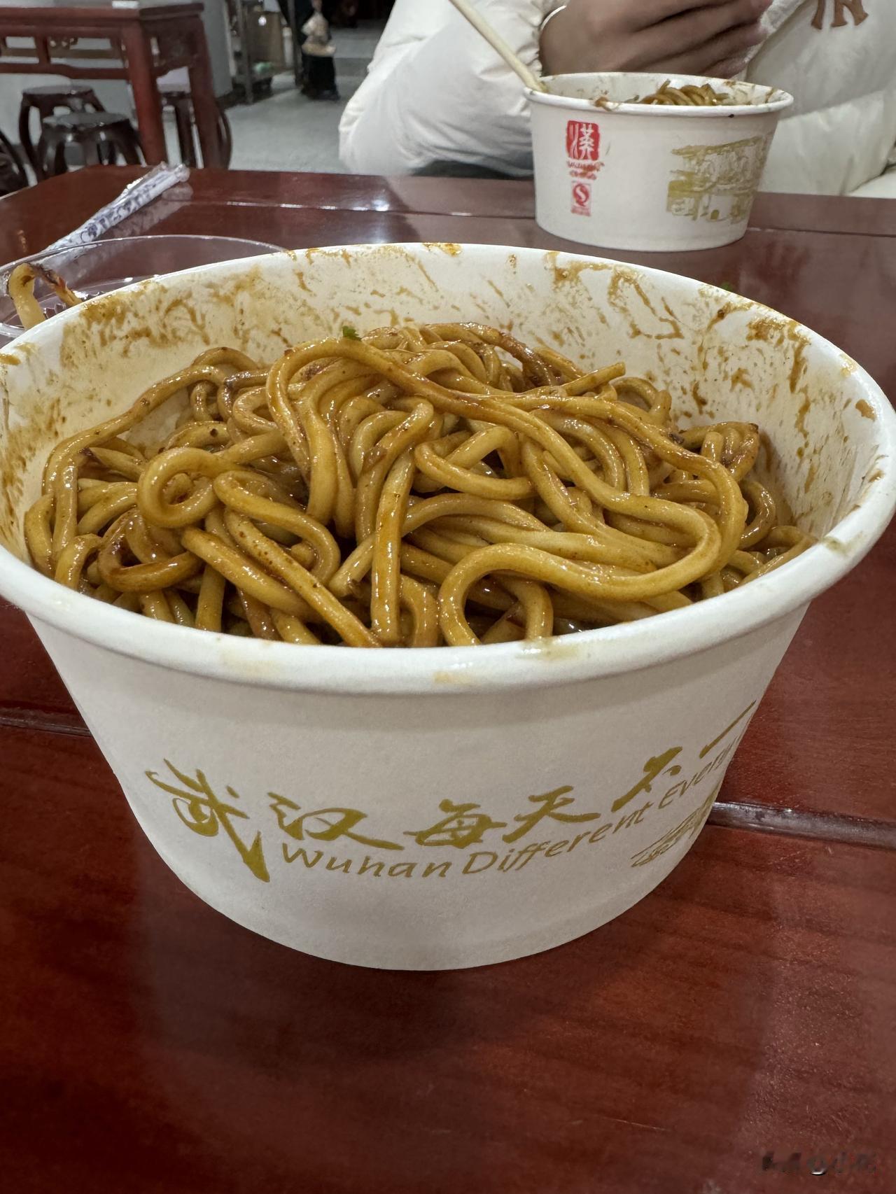 湖北蔡林记热干面真的很好吃！它始于1928年，是有近百年历史的老字号。去吃的人超