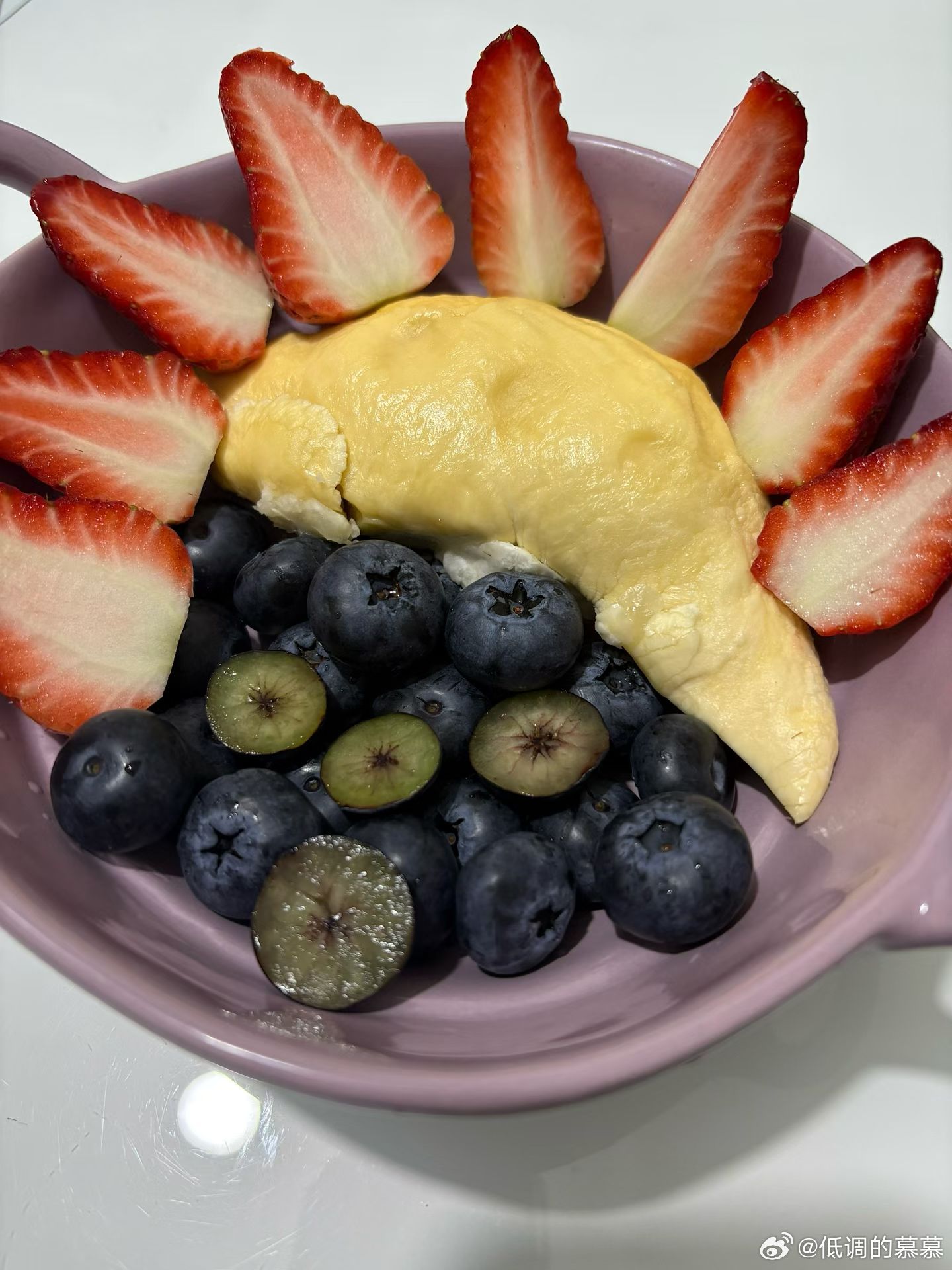 吃点水果垫垫肚 