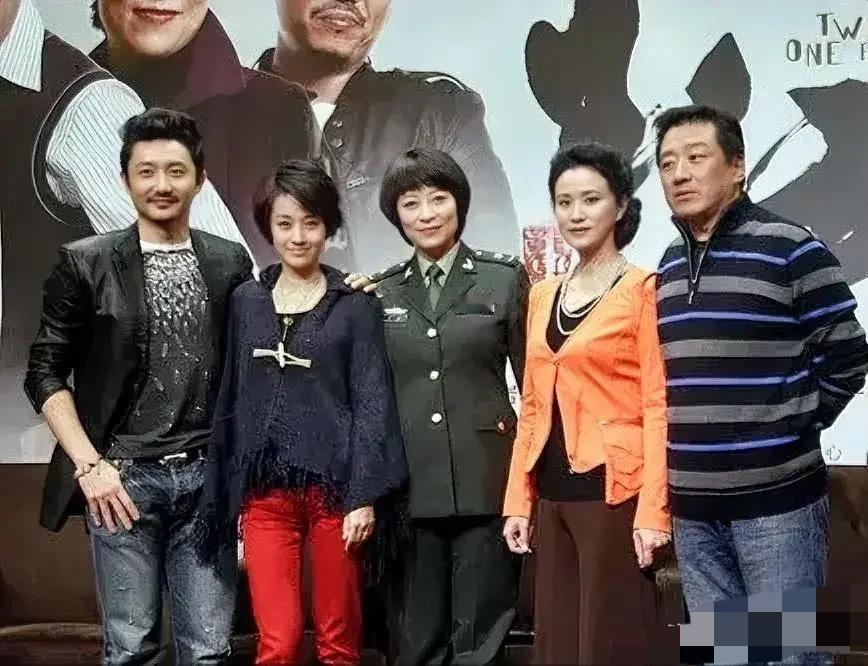 中间这位穿军服的演员是谁？非常有气质，是什么级别的军衔