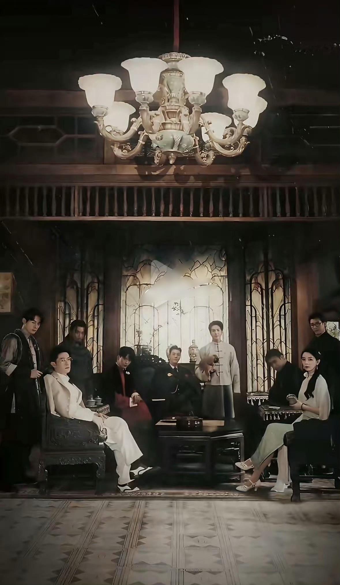 虽然在视觉上搞了点小动作，但细看一下其实还是张启山大男主。等剧播出吧，已经能想象