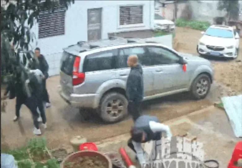 湖南永州，男子看邻居家，买了房子，两三年都没有住，他就在别人的院子里，放了钢圈和