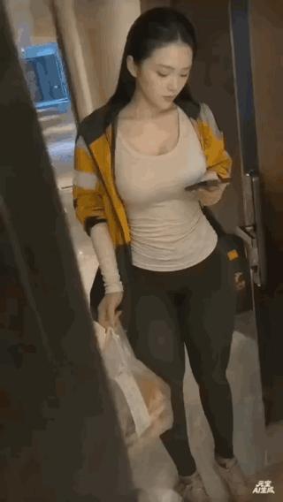 职业不分贵贱，尊重每一个劳动者！
美女自食其力，很棒[赞]