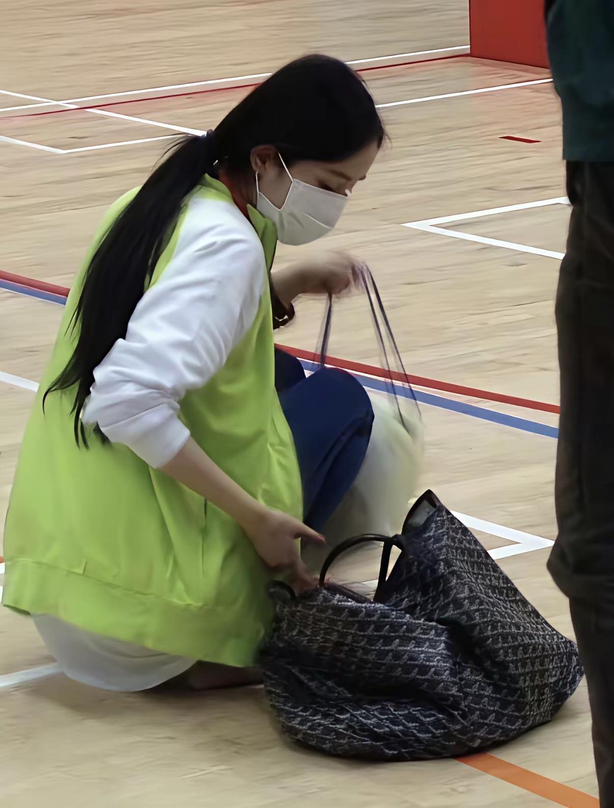 也温柔的想当过小女人

只是呀，感情到最后都那样