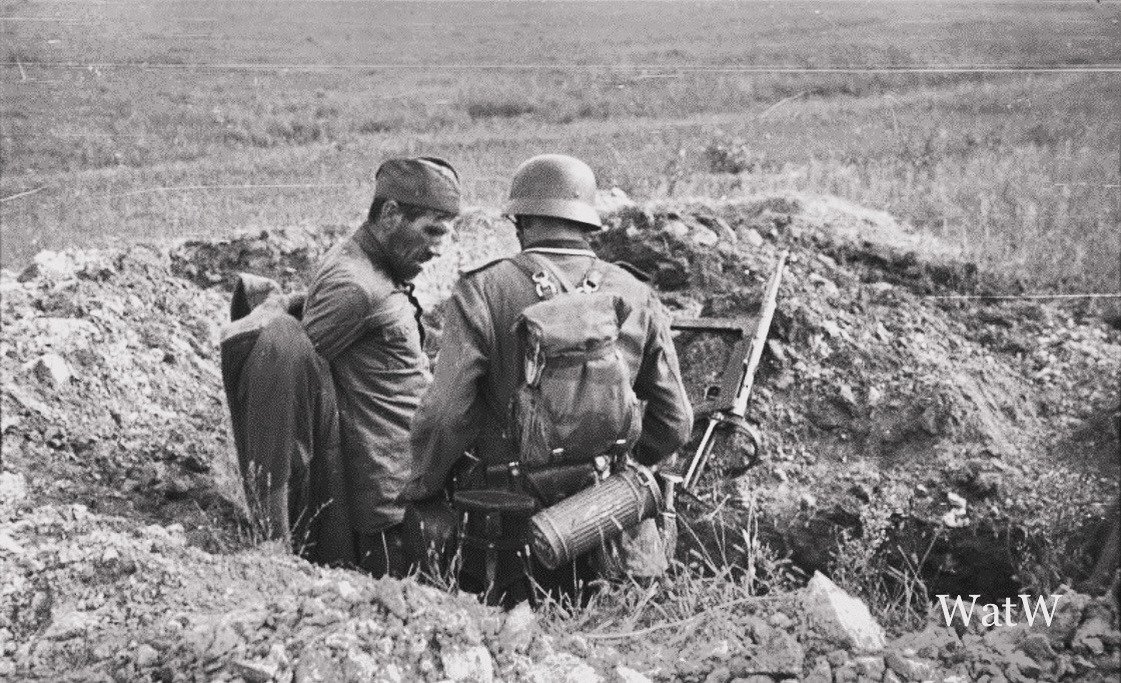 散兵坑里被俘虏的苏军士兵，1941年9月第聂伯河沿岸的战斗 ​​​