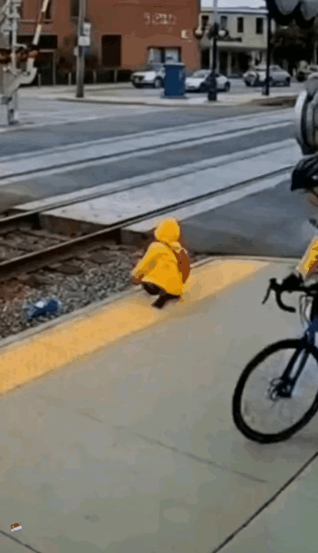 真是惊心动魄的一幕，想想都后怕！
小伙子果断勇敢，雷霆万钧般的一闪
救了这个家庭