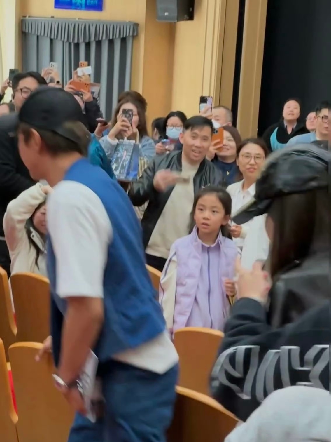 angelababy邓超参加陈赫话剧angelababy和邓超去看了陈赫的话剧啊