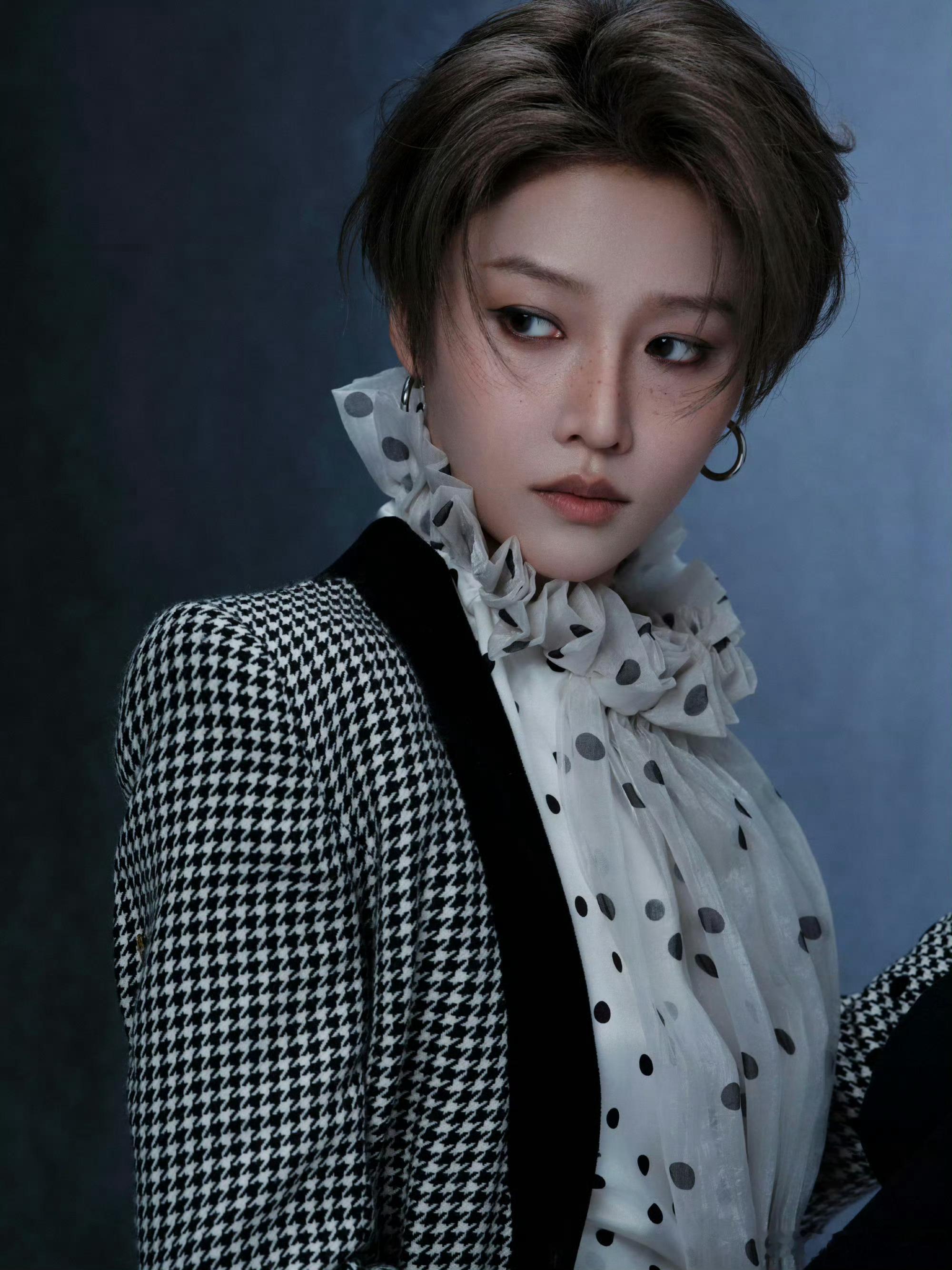 刘雨昕出席今日 爱奇艺尖叫之夜 的造型，穿了一套 Ronald van der 