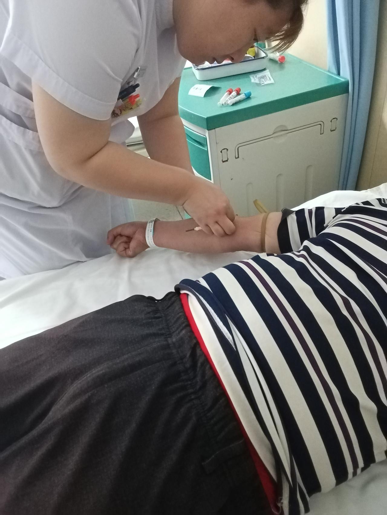 老伴儿又住院了
三个月三次CT！！

六月份，我的老伴儿因高血压住院治疗，当时有