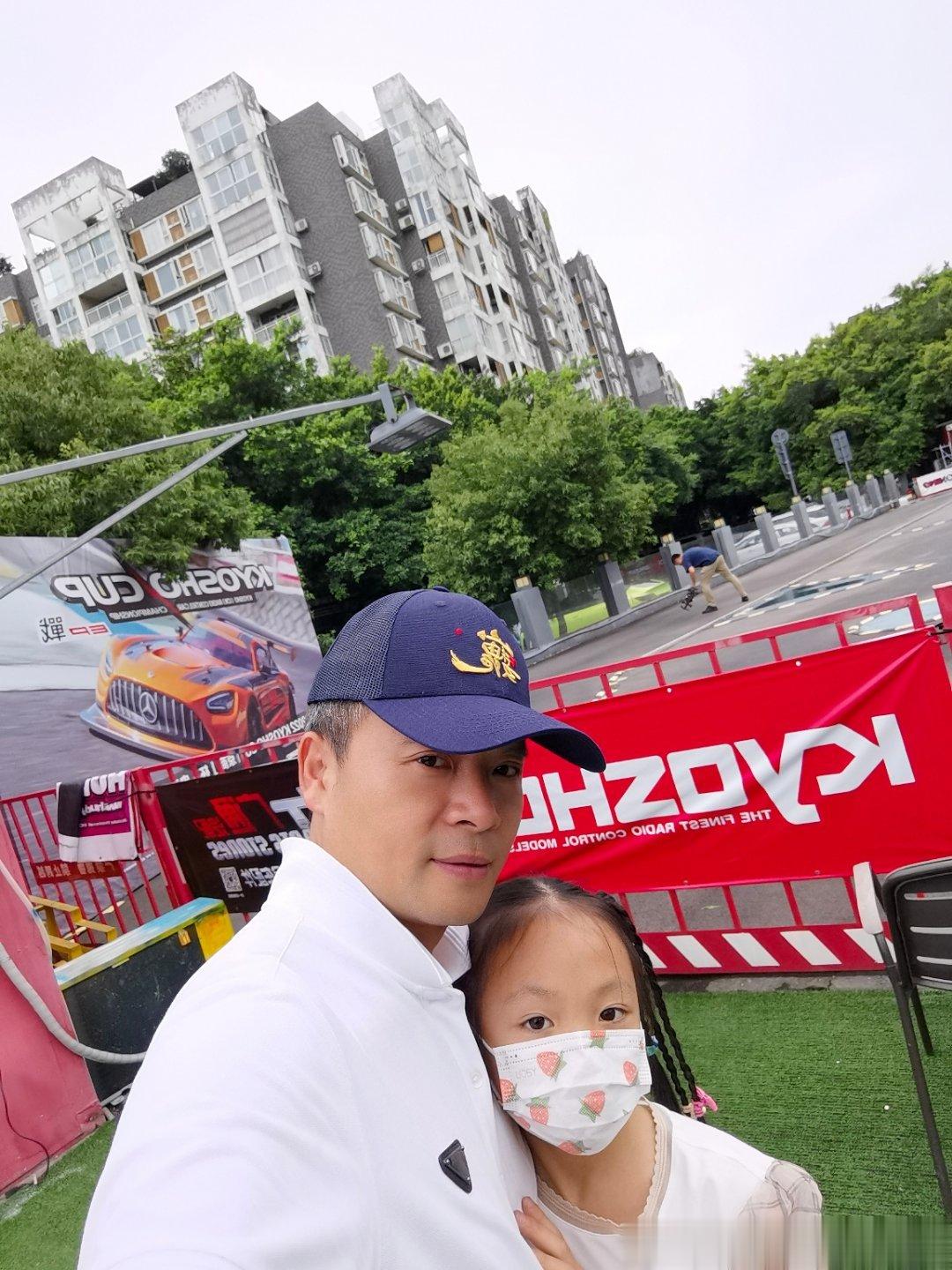 “六一六一，大地穿上花衣，小朋友们手拉手庆祝他们的节日！