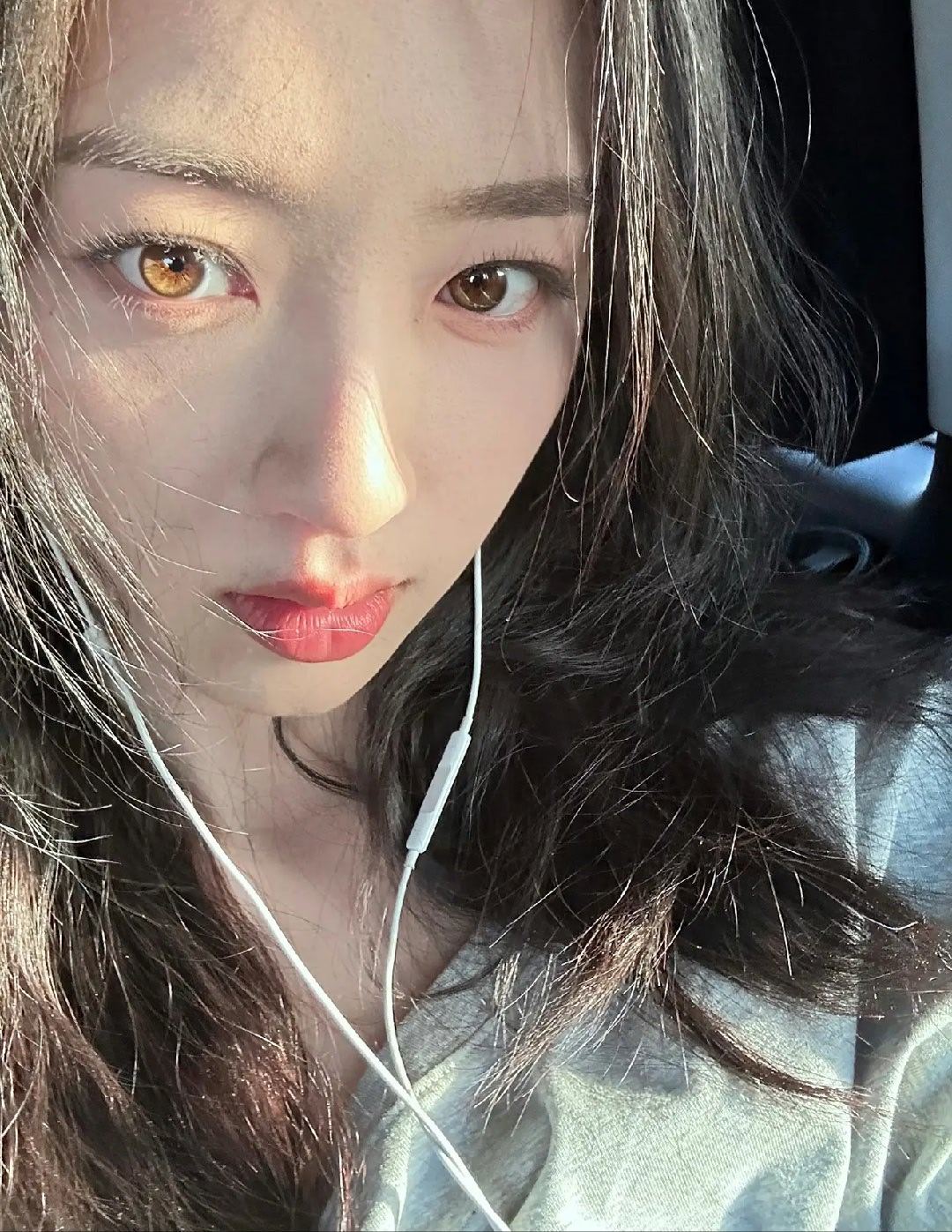 所有人放下手机来看恩熙的琥珀眼 