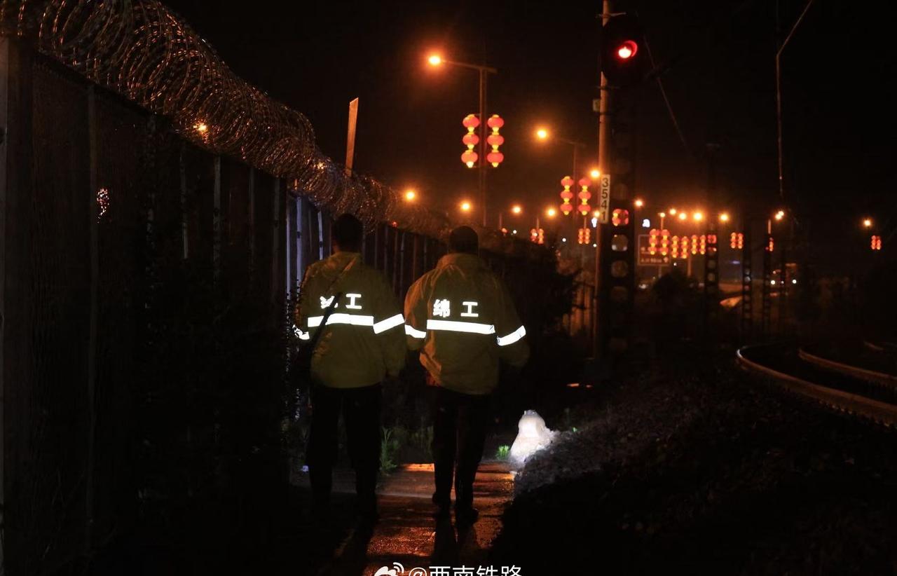 近日，四川绵阳、广元境内迎来强降雨。为有效应对强降雨天气，绵阳工务段加强暴雨布控