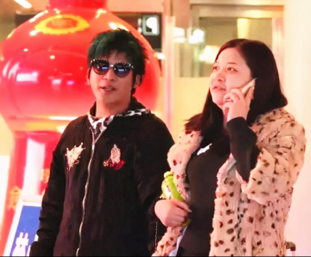 一次，主持人问大张伟:“刘迎既不漂亮，又不出众，你为什么喜欢她？”而大张伟却说: