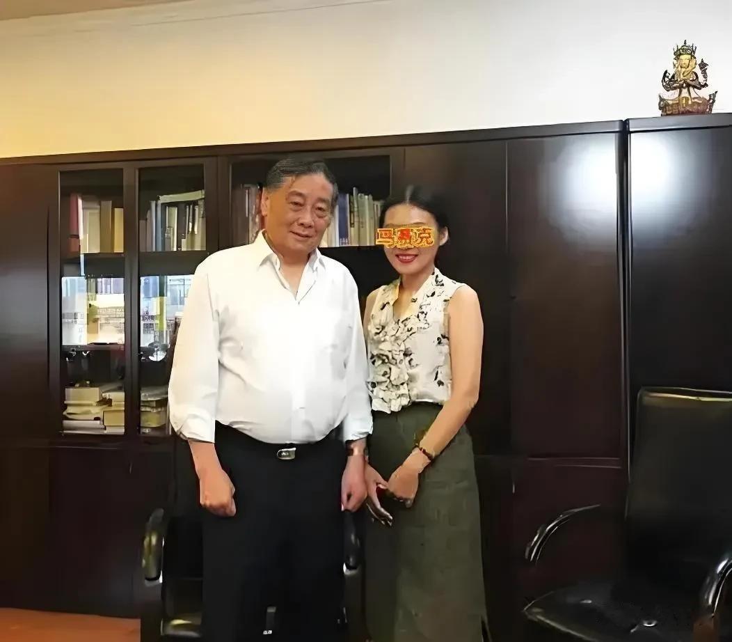 宗庆后与杜建英，当年究竟是谁率先主动示好呢？
宗庆后比杜建英大了整整21岁，相识