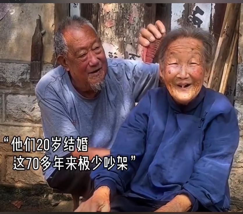 “泪目了！”山东，98岁大爷感觉到命不久矣，临终前给96岁妻子劈了一屋的柴！大爷