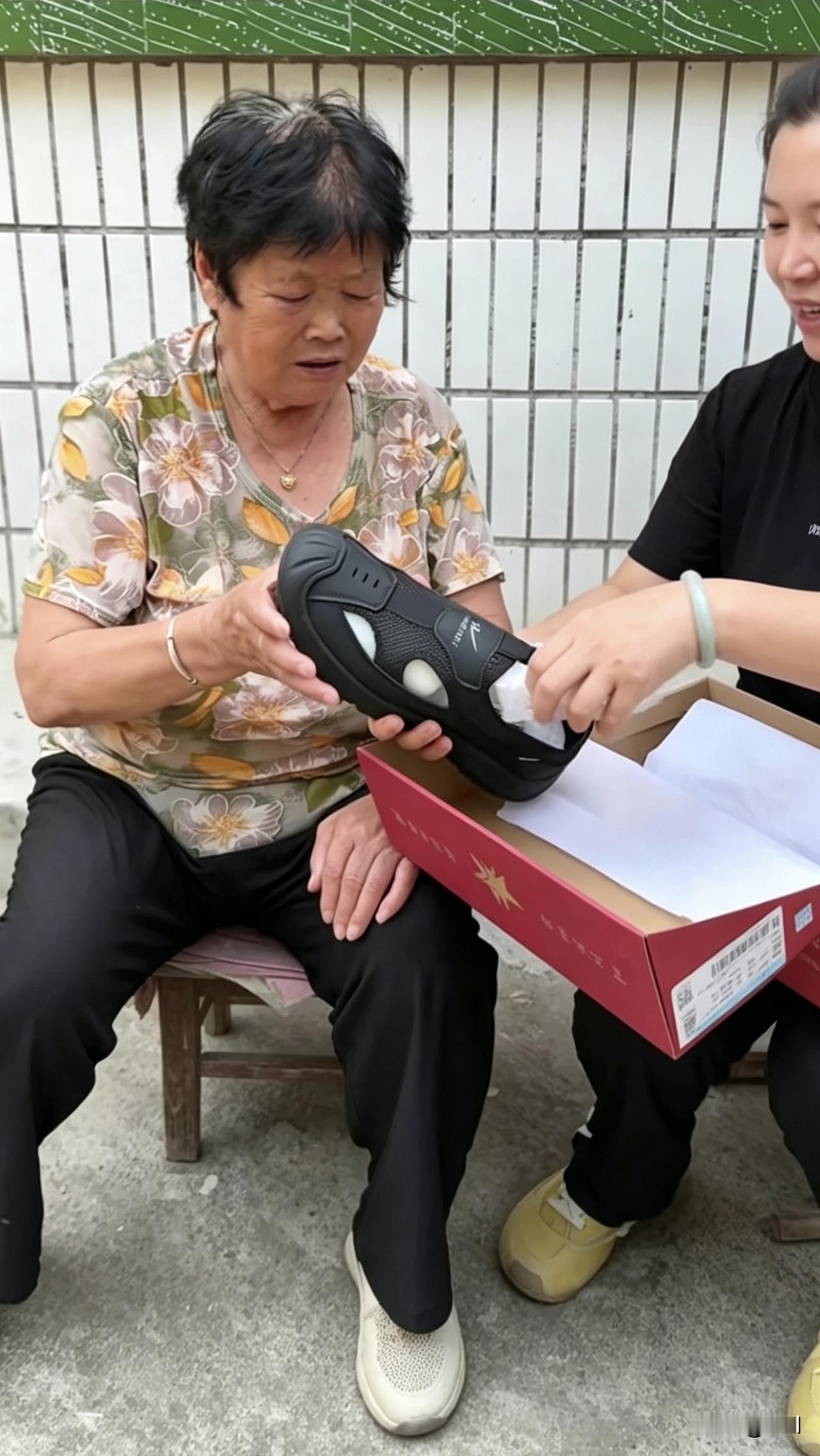 二霞在娘家转来转去广告那是铺天盖地，没有她不卖的东西。打着“孝顺”的旗号天天消费