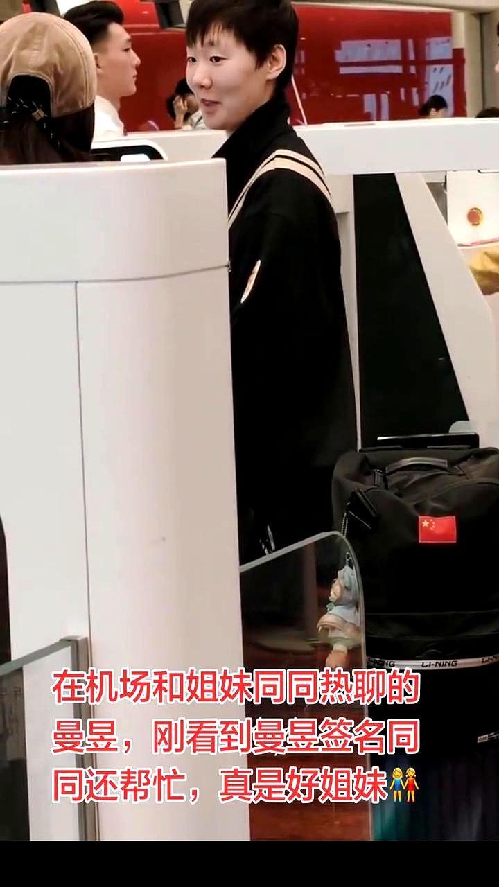 别以为世界冠军走机场都戴着墨镜让保镖开路。你往新加坡候机室看，国乒女队的画风直接
